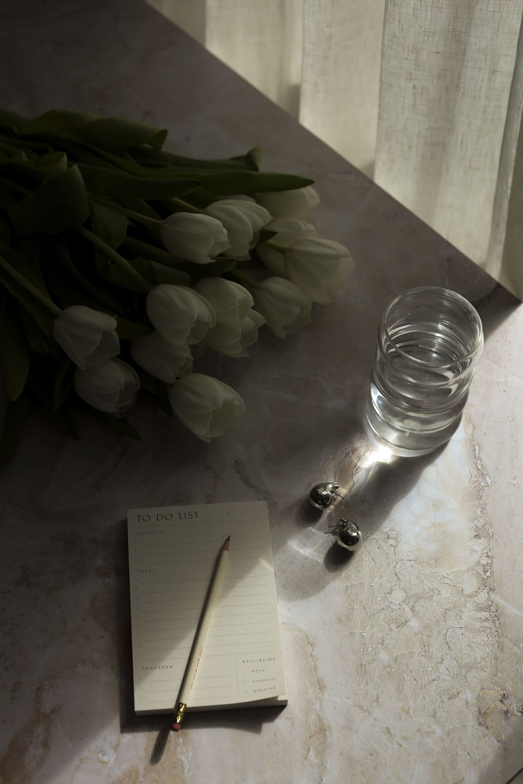 Lys som treffer vannglass – ro, vann og nye Non-Negotiables.